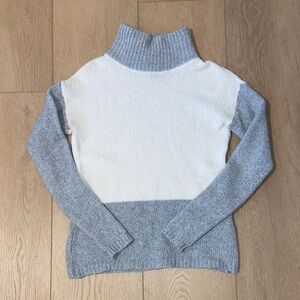 G.H. Bass & Co. Gray and Cream Turtleneck Sweater